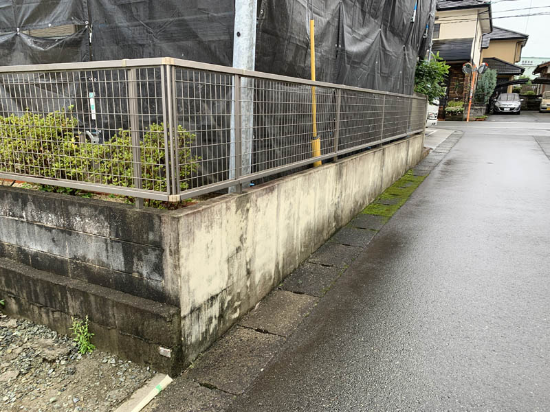 塀は新築時、ジョリパットで施工してありますが非常に汚れやすい材料です。