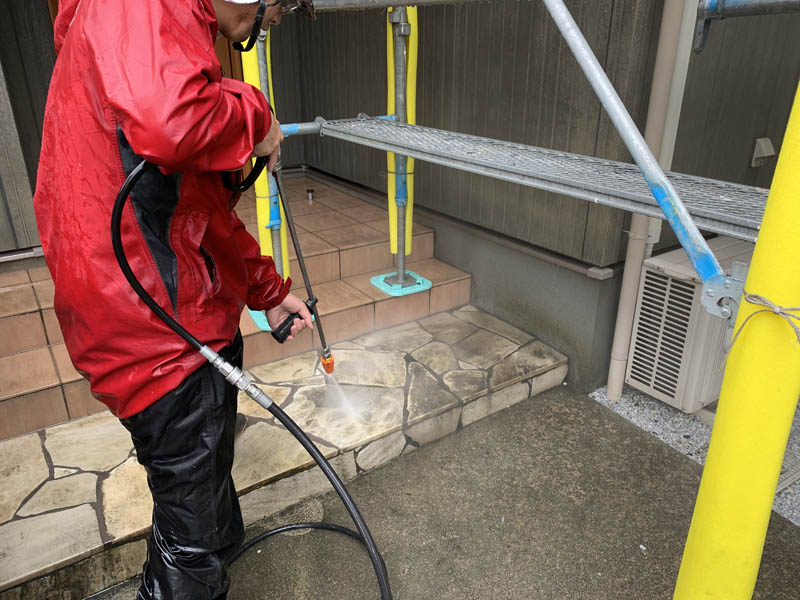 張り石も洗浄して黒ずみを取ります。