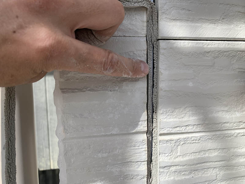 シーリングが劣化し過ぎて下のハットジョイナーが見えています。