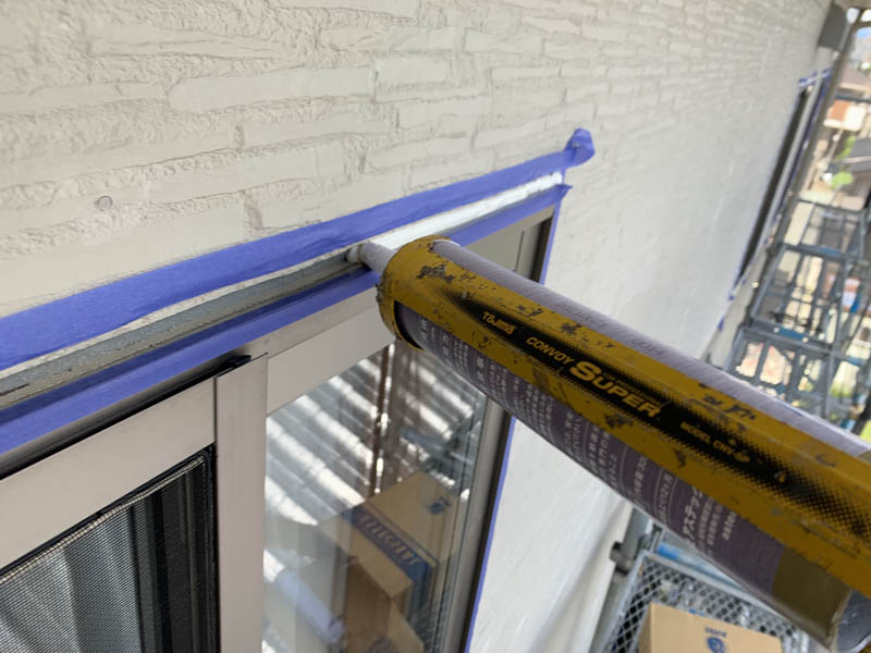 サッシ回りもシーリング材を充填していきます。