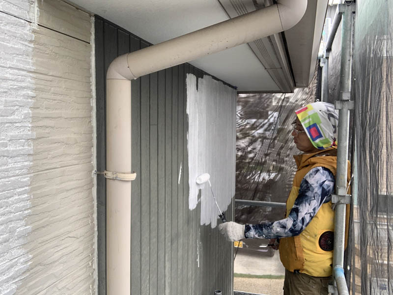 外壁の下塗り。傷んでいるので下地の吸い込みが激しいです。