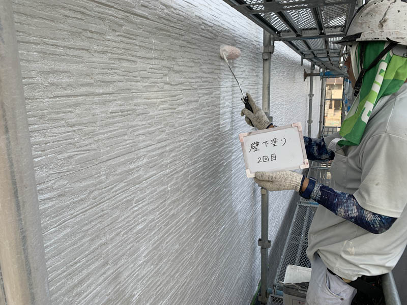 下塗り2回目の様子です。1回目と比べてみると違いがわかります。弊社では傷みが激しい場合には下塗りの回数を増やしています。