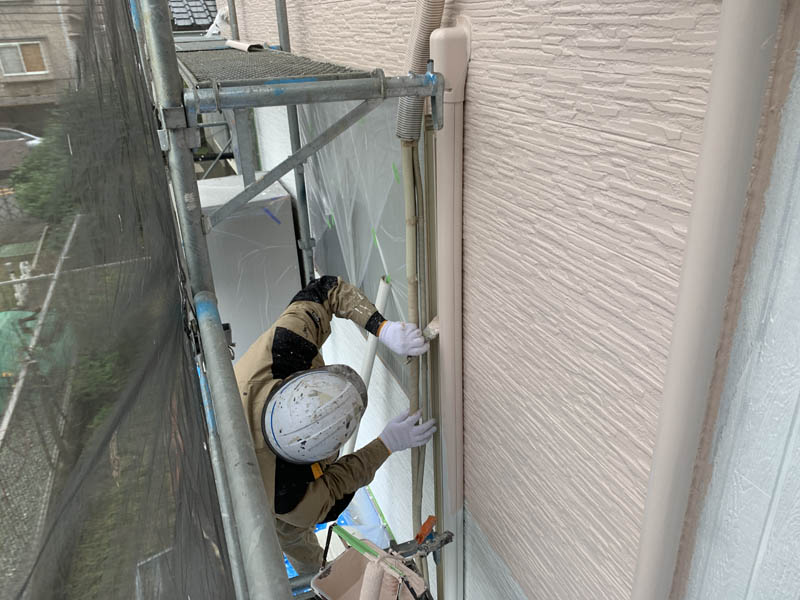 狭い箇所は室外機のカバーを外して塗装します。