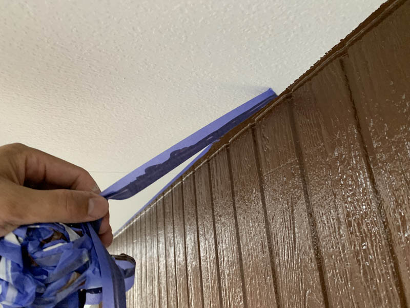 軒天に凹凸があるタイプの下地なので、壁の材料が少しはみだしています。