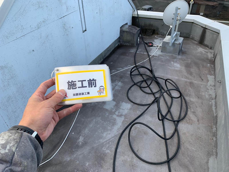 屋上の陸屋根の様子です。所々ひび割れが発生しています。