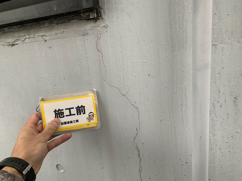 外壁のひび割れが見れます。