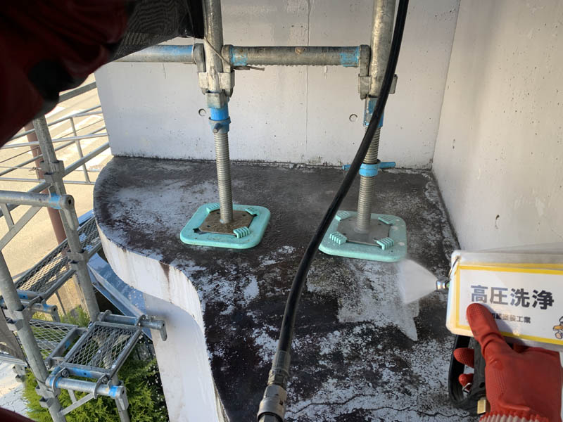 日が当たらない箇所は汚れがひどいです。