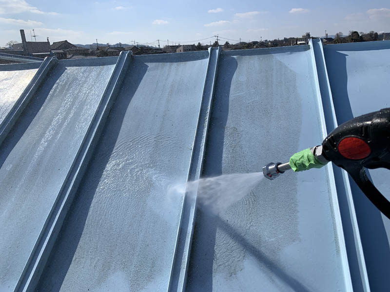 屋根も高圧洗浄できれいにします。