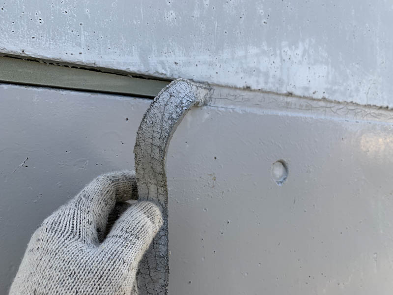 シーリング材撤去の様子です。