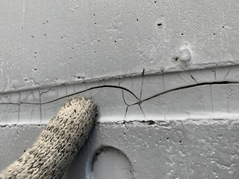 このようにシーリングに亀裂が入っている様子です。