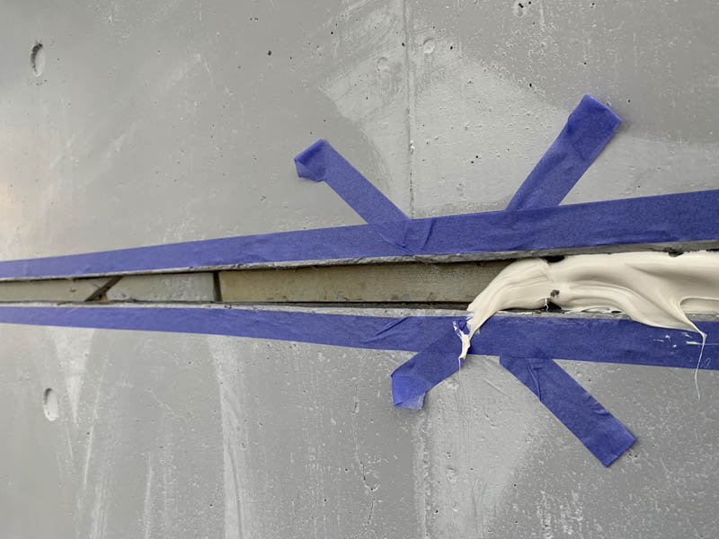 シーリング材を充填の様子です。