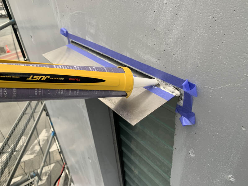 窓上の天板もシーリングをおこないます。