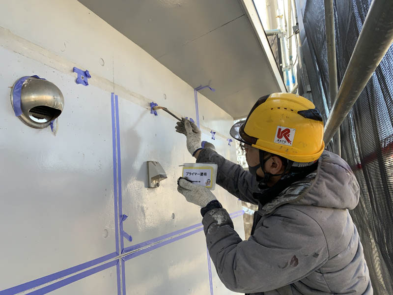 シーリング材の密着性を向上させるためにおこないます。