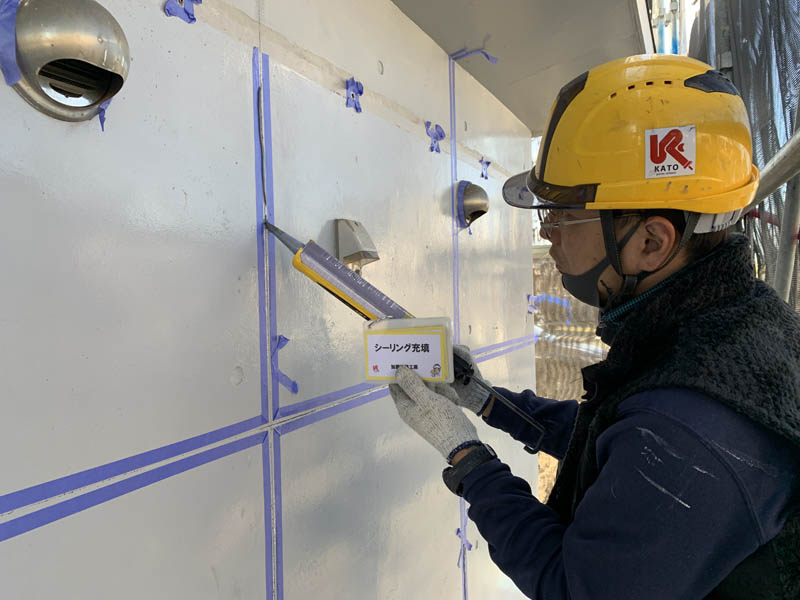 シーリング材の密着性向上のための施工の様子です。