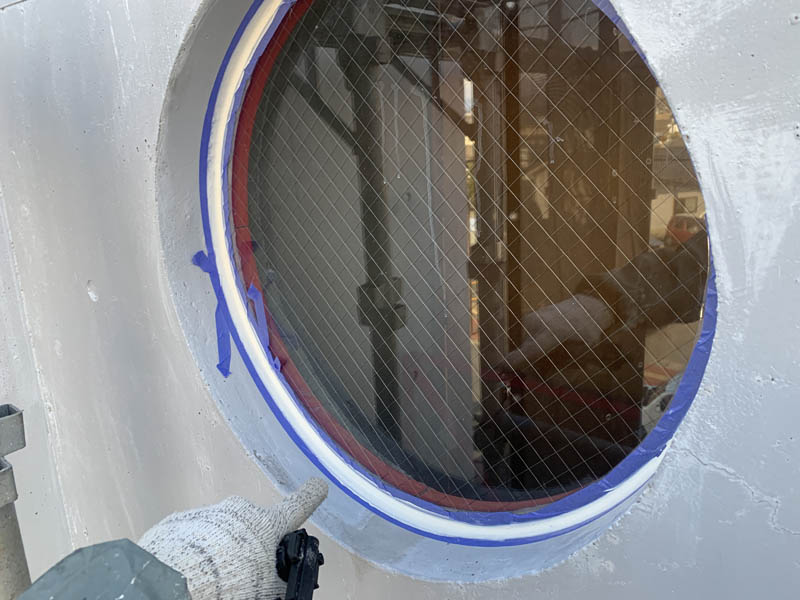 窓まわりもシーリングを行いました。