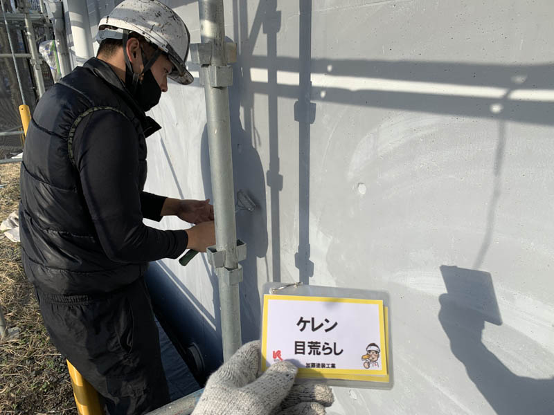 剥離している箇所もあり外壁の若干の凹凸もフラットにしていきます。