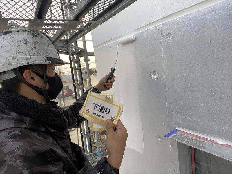 下塗り2回目の様子です。色が真っ白くなっていっているのが確認できると思います。タイプの異なる下塗りを塗り外壁をさらに強化します。