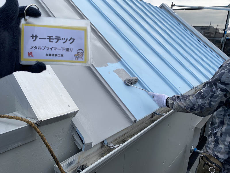屋根下塗りの様子です。