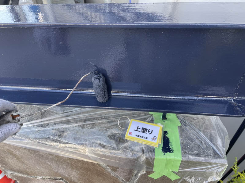 鉄部上塗りの様子です。