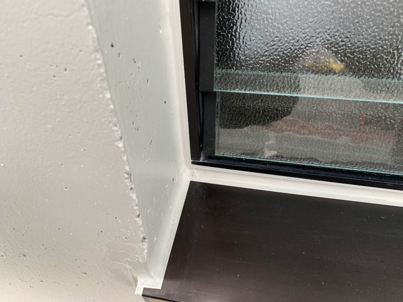 窓枠のラインだし完了です。