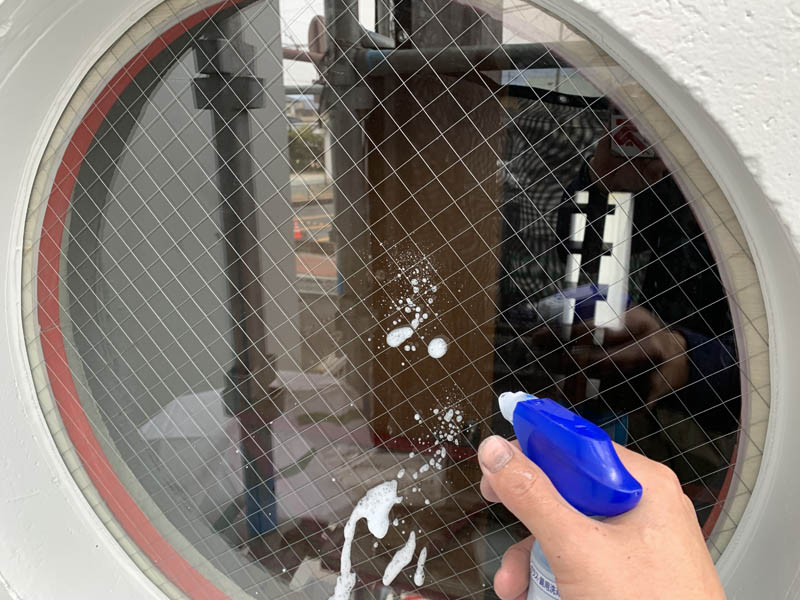 窓ガラス清掃の様子です。