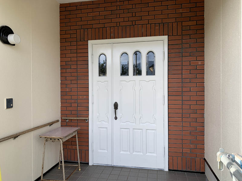 玄関扉：塗装完了の様子です。