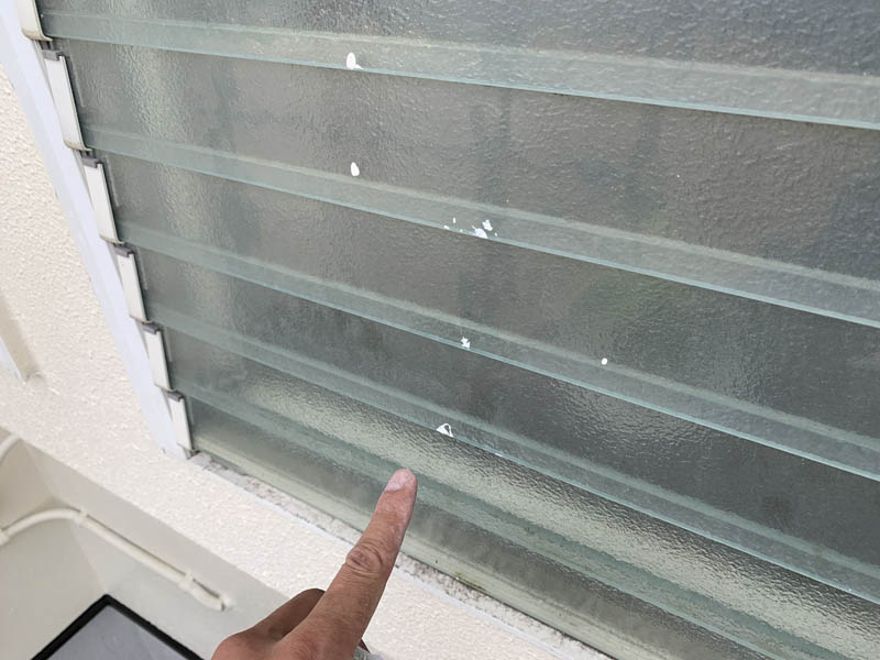 手直し掃除　窓ガラスに塗料がついています。