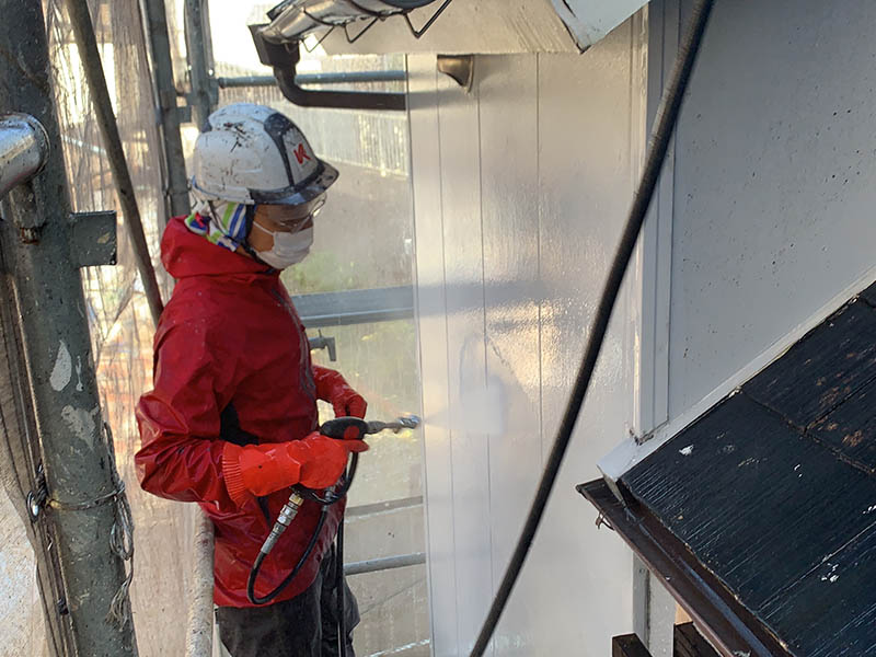 外壁高圧洗浄　チョーキングしているのでしっかりと洗います。