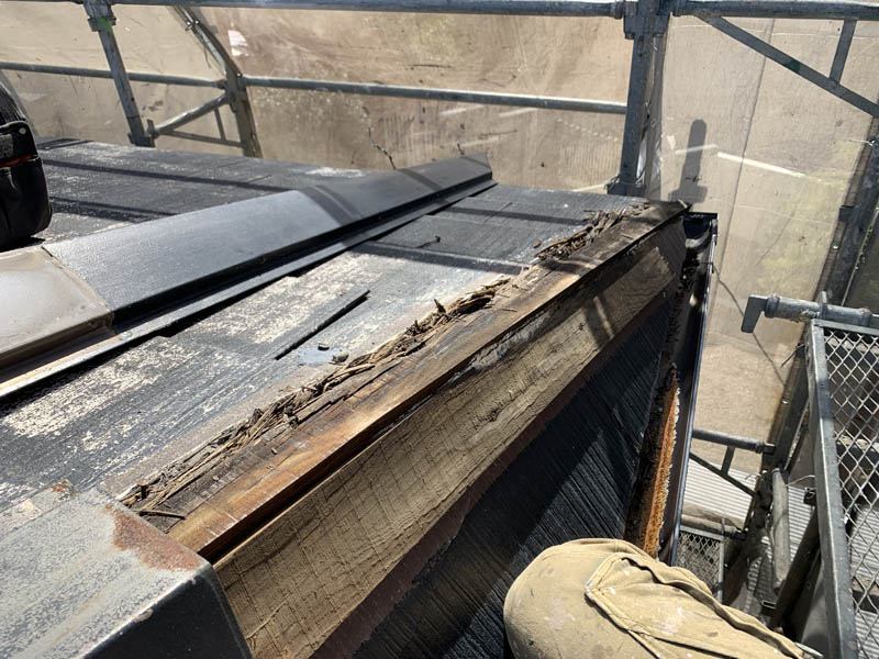 取り付け方法が悪く棟を外してみたら貫板が腐っていました。