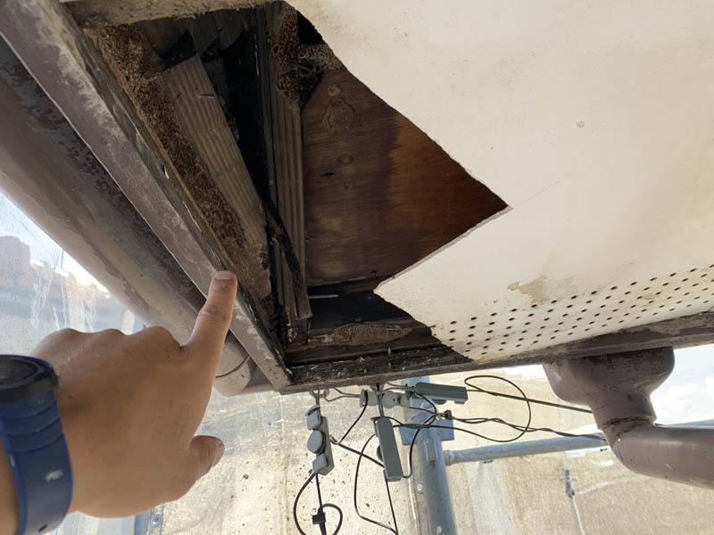 軒天も雨漏りしていて四隅全てやり替えました。棟を伝って隅に雨水が流れてきていたようでした。