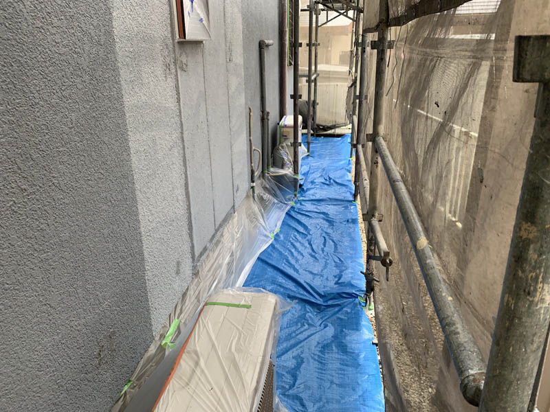 養生：土間もしっかりと飛散防止で養生します。