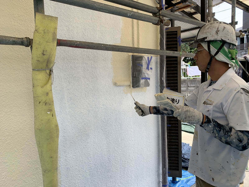 外壁中塗りの様子です。