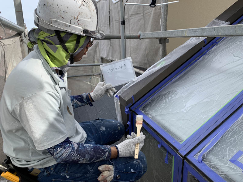 窓まわりはシーリング工事をして雨漏りを止めました。詳しくYouTubeでご覧ください。