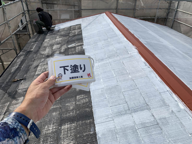 下塗りの様子です。屋根が傷んでいるので吸い込みが激しいです。