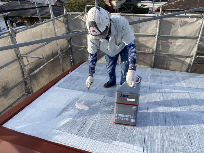 塗装工事が成功するかどうかは、この下塗りがきれいにできてるかです。上塗りと下塗りの役割はそもそも違うので、ここが大きなポイントになります。