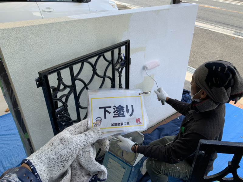 塀の下塗りの様子です。