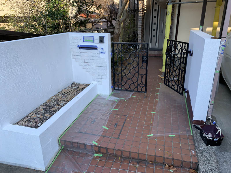 下塗りは下地に浸透してなおかつ表面も固めるくさび効果のある塗料を使用しています。下塗りにもこだわりがあります。