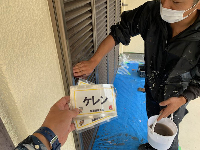 雨戸ケレン、表面の凹凸をフラットにしていきます。