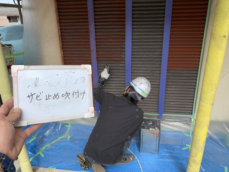 下塗りの錆止めを圧送ガンで吹き付けます。