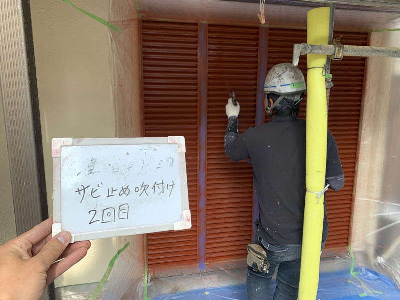 下塗り2回目です。吸い込みが激しいので2回下塗りを行いました。築30年でおそらく初めて雨戸を塗装するからだと考えられます。