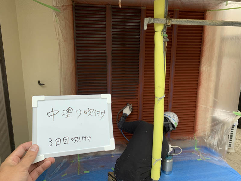 雨戸中塗りの様子です。