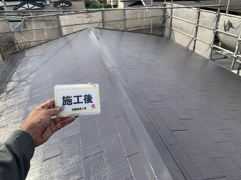 屋根施工後の様子です。キャビアブラウンで施工しました。塗りムラなくツヤも光が反射してとても綺麗です。
