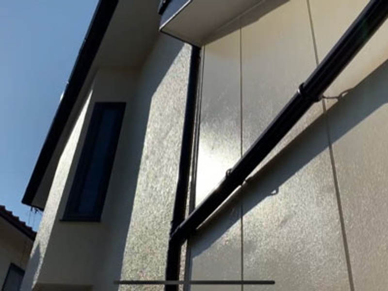 耐久性や汚れに優れた塗料を使用しましたので、長期にわたって壁面を劣化から守ってくれます。