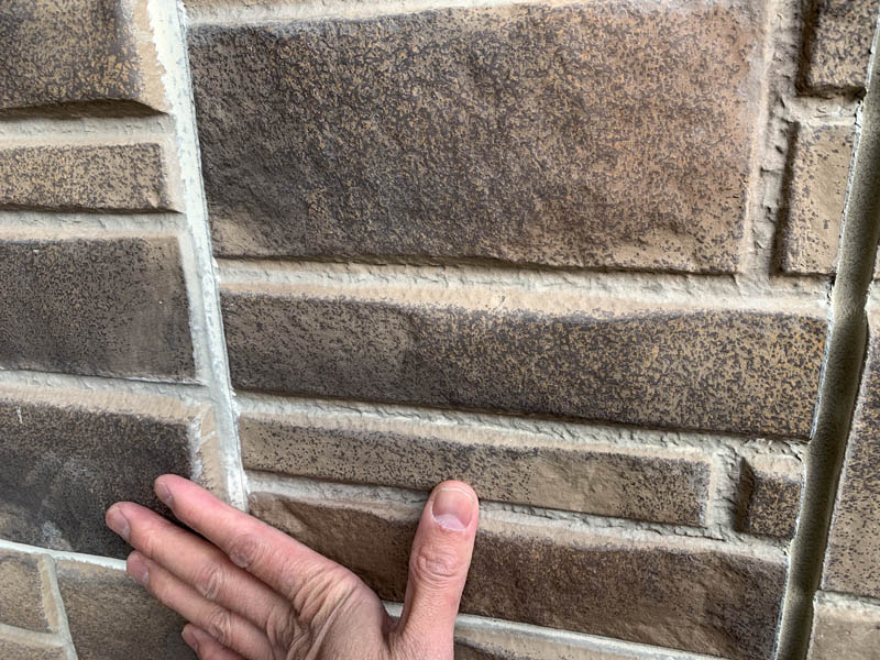 アップの写真ですが、色褪せや退色が見られます。