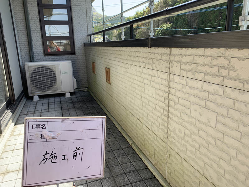 施工前のバルコニー内のお写真です。部分的にコケが発生しています。