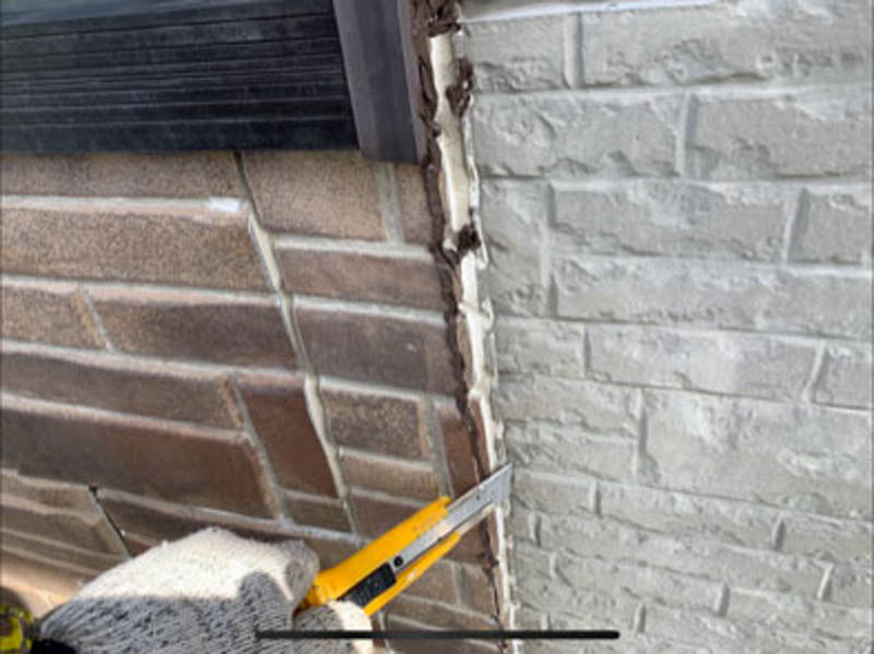 他業者が目地などにシリコーンのコーキングをベタベタつけていましたので、撤去に時間がかかりました。