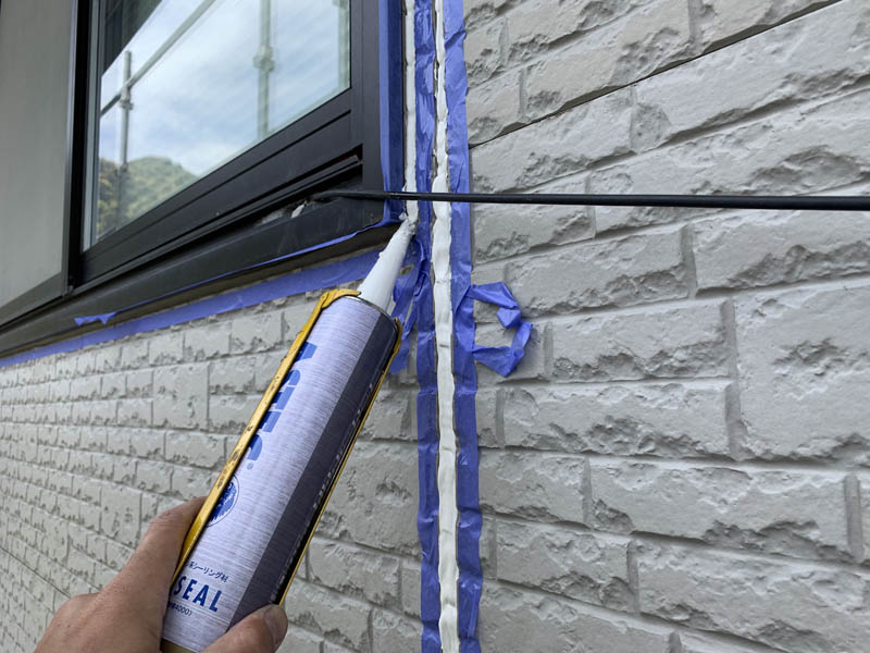 シーリング材充填の様子です。