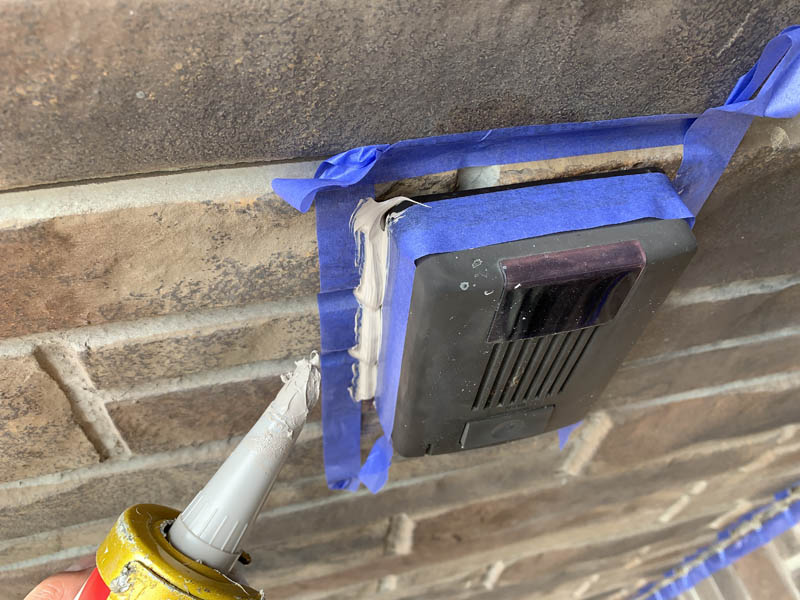 インターホンまわりにもコーキングをしました。壁を開口してあるので中に雨水が入らないようにするためです。