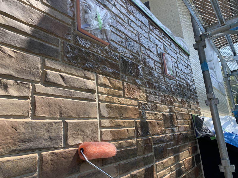 高意匠性サイディングボード：下塗りの様子です。