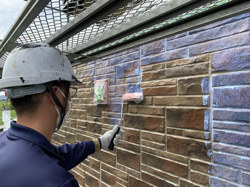 外壁塗装：上塗りの様子です。